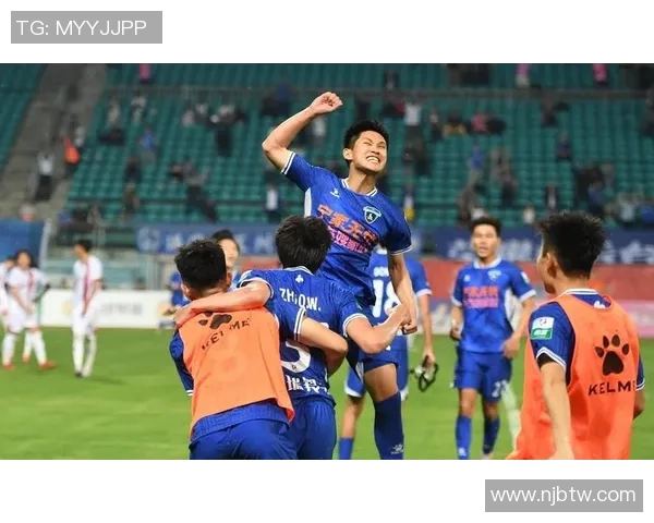 硬汉足球巨星传奇:从草根到巅峰的拼搏与荣耀 硬汉足球巨星传奇:从草根到巅峰的拼搏与荣耀